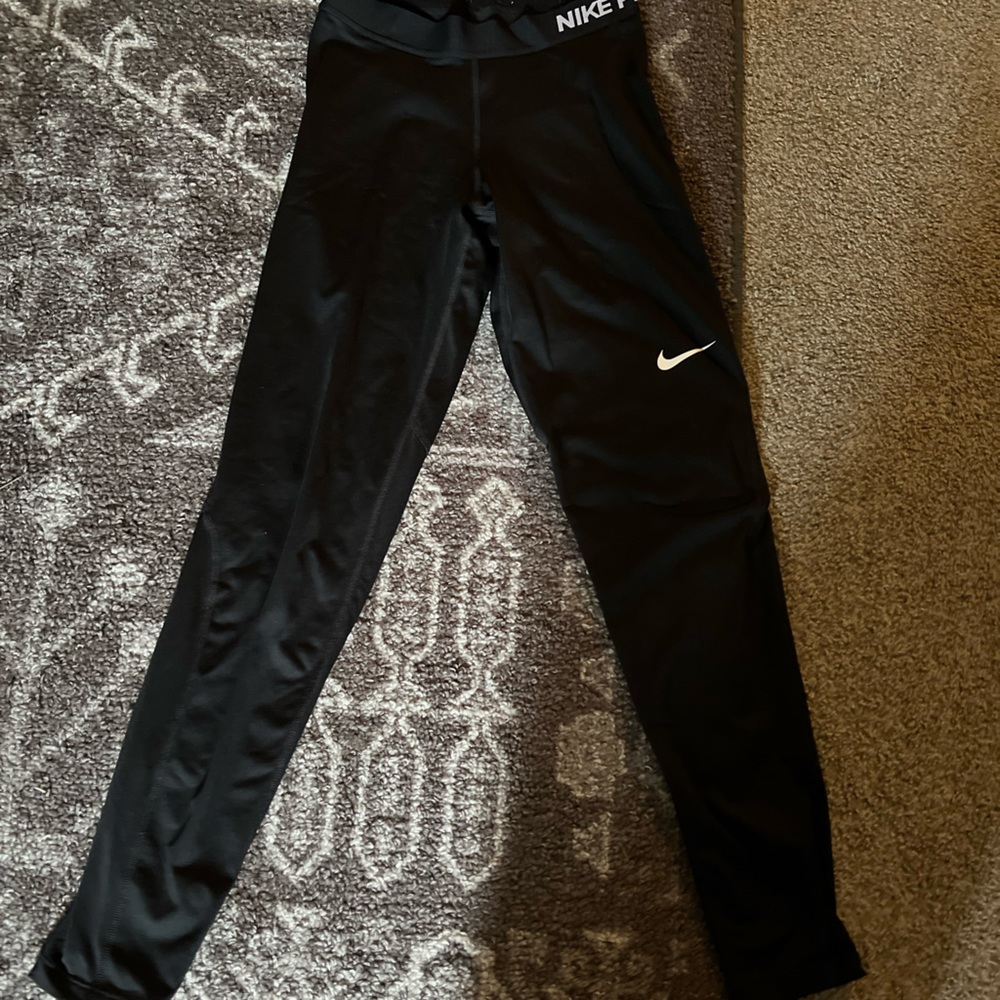 Nike Pro midrise leggings in excellent condition no flaws!